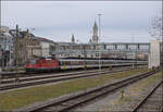 Re 4/4 11172 mit einem Ersatzzug nach Z�rich. Man beachte den stilreinen Wagenpark aus EW I. M�rz 2017.