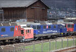 Die vereinseigene Re 421 379 steht in der Lokreihe beim Dampflokdepot Full.