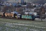 Re 430 115 von WRS mit Synopsis-Werbung schleppt die Rangierhilfe Tm III 9530 mit über den Bözberg.