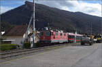 Re 4/4 III 11350 mit den beiden frisch renovierten Wagen der OeBB fhrt in Balsthal ab. April 2024.