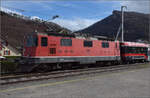 Re 4/4 III 11350 mit den beiden frisch renovierten Wagen der OeBB fhrt in Balsthal ab. April 2024.