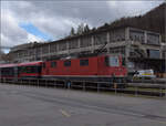 Re 4/4 III 11350 mit den beiden frisch renovierten Wagen der OeBB in der Klus unterwegs. April 2024.