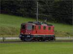 Grosses BoBo-Treffen in Balsthal: 60 Jahre Re 4/4 II in der Schweiz.

Re 4/4 III 11350 der OeBB historic htte einst Re 4/4 II 11156 werden sollen. Die SOB brauchte auch eine Lok, allerdings fr Steilstrecken statt Geschwindigkeit geeignet. Mit geringerer Geschwindigkeit wurde sie als SOB Re 4/4 41 in Betrieb genommen. Im Rahmen eines Loktausches gelangte sie erst spter zu den SBB, wo die freigebliebene Nummer 11350 vergeben wurde. Zusammen mit zwei Loks fr die EBT gehrte sie noch zu der ersten Serie erkennbar an ihrem Scherenstromabnehmer. ussere Klus, September 2024.