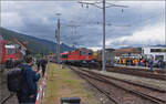 Grosses BoBo-Treffen in Balsthal: 60 Jahre Re 4/4 II in der Schweiz.

Re 4/4 III 11350 der OeBB historic htte einst Re 4/4 II 11156 werden sollen. Die SOB brauchte auch eine Lok, allerdings fr Steilstrecken statt Geschwindigkeit geeignet. Mit geringerer Geschwindigkeit wurde sie als SOB Re 4/4 41 in Betrieb genommen. Im Rahmen eines Loktausches gelangte sie erst spter zu den SBB, wo die freigebliebene Nummer 11350 vergeben wurde. Zusammen mit zwei Loks fr die EBT gehrte sie noch zu der ersten Serie erkennbar an ihrem Scherenstromabnehmer. Balsthal, September 2024.