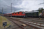 Grosses BoBo-Treffen in Balsthal: 60 Jahre Re 4/4 II in der Schweiz.

Re 4/4 III 11350 der OeBB historic htte einst Re 4/4 II 11156 werden sollen. Die SOB brauchte auch eine Lok, allerdings fr Steilstrecken statt Geschwindigkeit geeignet. Mit geringerer Geschwindigkeit wurde sie als SOB Re 4/4 41 in Betrieb genommen. Im Rahmen eines Loktausches gelangte sie erst spter zu den SBB, wo die freigebliebene Nummer 11350 vergeben wurde. Zusammen mit zwei Loks fr die EBT gehrte sie noch zu der ersten Serie erkennbar an ihrem Scherenstromabnehmer. Balsthal, September 2024.