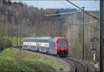 Re 450 002 mit einer S-Bahn Zürich bei Lottstetten. April 2026.