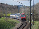Re 450 002 mit einer S-Bahn Zürich bei Lottstetten. April 2026.
