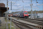 Re 450 023 mit einer S-Bahn Zürich im Bahnhof Hüntwangen-Wil. April 2026.