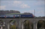 Re 450 102 mit einer S-Bahn Zürich auf dem Eglisauer Rheinviadukt. April 2026.