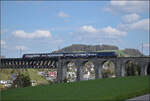 Re 450 102 mit einer S-Bahn Zürich auf dem Eglisauer Rheinviadukt. April 2026.