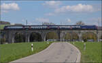 Re 450 038 'Wollishofen' mit einer S-Bahn Zürich auf dem Eglisauer Rheinviadukt. April 2026.