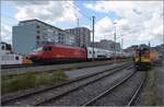 Re 460 052 'Dreiländereck' fährt durch den Emmenbrücke.