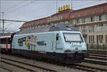 Re 460 037 mit Latesso-Werbung in Singen.