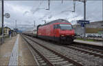 Ein IC mit Re 460 030 auf dem Weg nach Luzern.