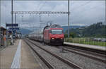 Ein IC mit Re 460 030 auf dem Weg nach Luzern.