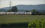Re 475 428 aus der dritten Serie Vectronen für die BLS mit einem Autozug bei Hendschiken, Juni 2025.