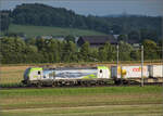 Re 475 428 als Aushilfe vor dem Coopzug im Dünnerenfeld. Oensingen, August 2025.