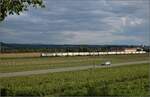 Re 475 428 als Aushilfe vor dem Coopzug im Dünnerenfeld. Oensingen, August 2025.