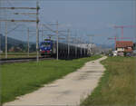 Re 475 901 der WRS mit einem Kesselwagenzug bei Neumatten, Oberbuchsiten. August 2025.