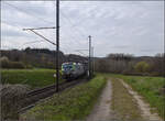 Re 475 424 mit einem Containerzug bei Lottstetten. April 2026.