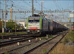 Re 486 501 und Re 475 410 in Pratteln. August 2026.