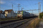 Re 475 424 mit einem Ambroggio-Zug in Pratteln.