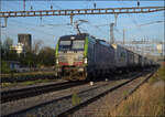 Re 475 424 mit einem Ambroggio-Zug in Pratteln.