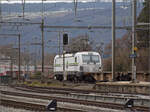 Rem 476 456 fährt mit einem Coopzug durch Yverdon-les-Bains. Dezember 2025.