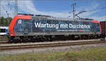 Re 482 012 mit 'Wartung mit Durchblick'-Werbung in Singen.