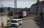 Re 482 012 'Wartung mit Durchblick' rangiert an ihren Güterzug.