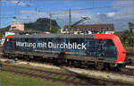 Re 482 012 'Wartung mit Durchblick' rangiert an ihren Gterzug.