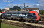 Re 482 012 'Wartung mit Durchblick' rangiert an ihren Güterzug.