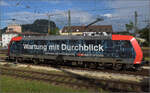 Re 482 012 'Wartung mit Durchblick' rangiert an ihren Güterzug.