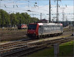 Re 482 012 'Wartung mit Durchblick' rangiert an ihren Güterzug.