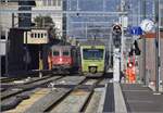 RABe 525 015 und das Doppelpack Re 6/6 11661 + Re 4/4 II 11348 überqueren gleichzeitig den Bahnübergang am Bahnhof Gerlafingen.