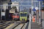 RABe 525 015 und das Doppelpack Re 6/6 11661 + Re 4/4 II 11348 überqueren gleichzeitig den Bahnübergang am Bahnhof Gerlafingen.