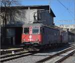 Re 6/6 11661 'Gampel-Steg' und Re 4/4 II 11348 rangieren in Gerlafingen.