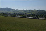 Re 6/6 11678 'Bassersdorf' mit Planenwagen bei Frick, Juni 2025.