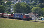 Re 6/6 11674 'Murgenthal' mit Schüttgutwagen bei Frick, Juni 2025.