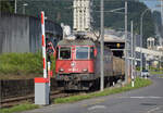 Re 6/6 11660 'Tavannes' fährt vom Gleisanschluss der Krono AG zum Bahnhof Menznau aus. August 2025.