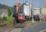 Re 6/6 11660 'Tavannes' steht abfahrbereit auf einem Gleisanschluss der Krono AG. Menznau, August 2025.