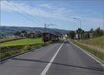 Der Museumszug mit Seetalkrokodil De 6/6 15301 und Seetalwagen rollt das starke Geflle nach Hochdorf herunter.