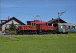 Der Museumszug mit Seetalkrokodil De 6/6 15301 mit BLS A 801 und SBB F 16847 rollt das starke Gefälle nach Hochdorf herunter.