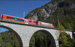 Ge 4/4 644 'Savonign' bringt einen Interregio von St. Moritz nach Chur. Hier im Albulatal zwischen Preda und Berg�n. September 2026. 

Direkt an der Lok ist ein NEVA-Steuerwagen eingereiht, der offenbar nicht mehr als Steuerwagen vor den Z�gen mit Ge 4/4 II gebraucht wird, aber hier als Fahrradwagen weiter Verwendung findet. 