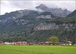 Noch mit Lokomotive unterwegs ist dieser Personenzug der Zentralbahn, hier mit HGe 4/4 101 963.