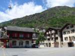 (161'114) - Der Bahnhof und die Post in Stalden-Saas am 27.