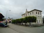(133'959) - Dorfpartie mit Kirche und Schulhaus in Vendlincourt am 2.