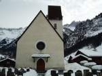 (142'601) - Die Kirche von Elm und das Martinsloch (rechts vom Kirchturm) am 23.
