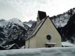 (142'602) - Die Kirche von Elm und das Martinsloch (links vom Kirchturm) am 23.