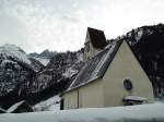 (142'603) - Das Martinsloch und die Kirche von Elm am 23.